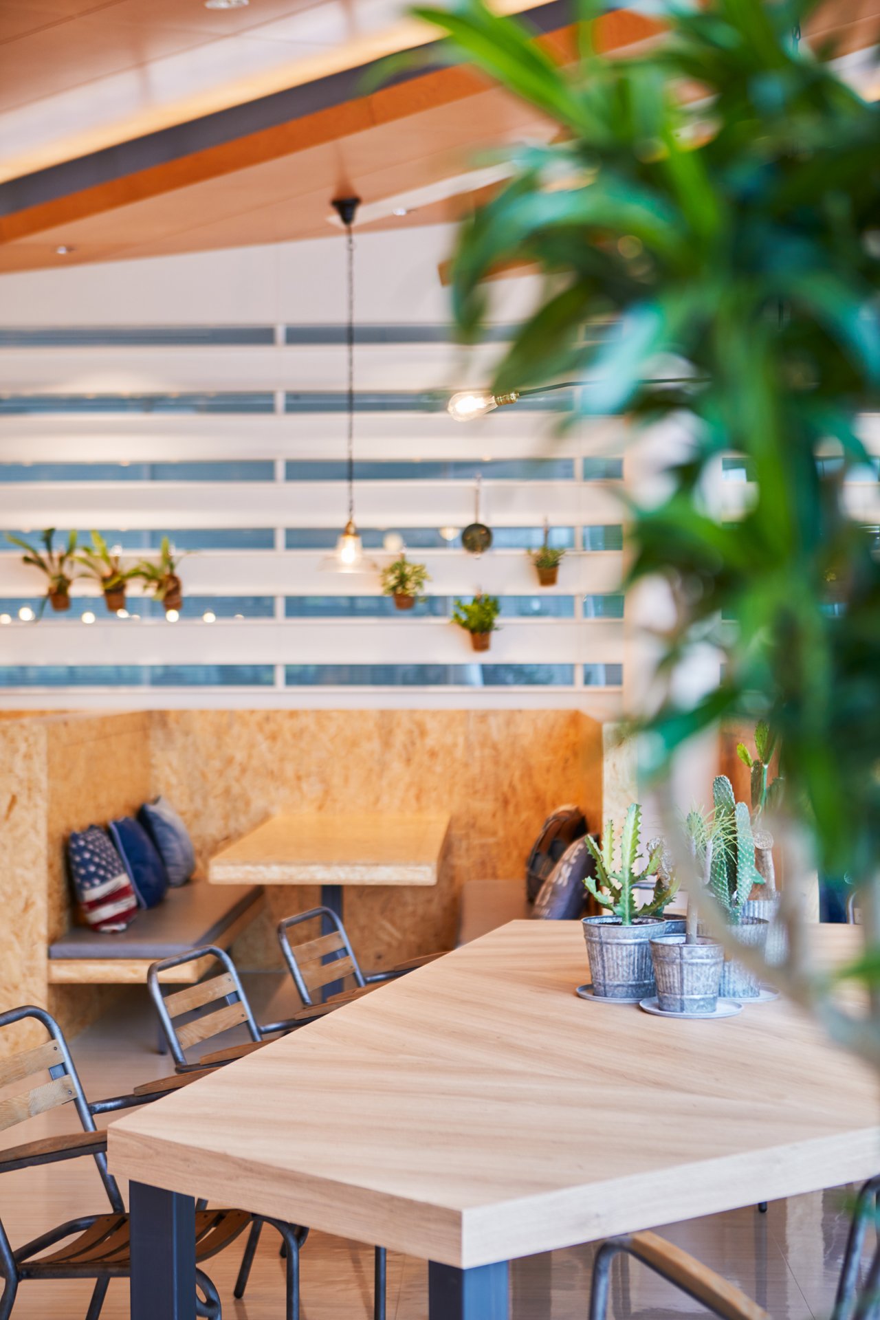 NISSIN FOODS GROUP <br>the WAVE Cafeteria｜空間事例 KOKUYO DESIGN